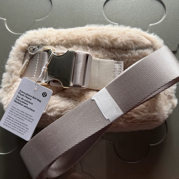 🆕 LULULEMON Everywhere Belt Bag Plush Fleece *Rhinestone Logo! NEW Ivory/Gold - Picture 9 of 17